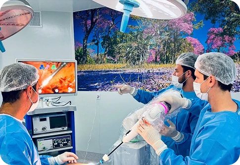 Equipe médica em sala de cirurgia.