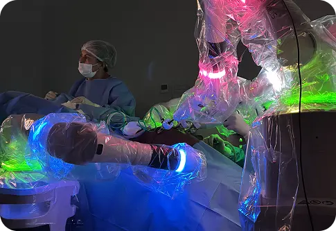 Cirurgia robótica com luzes coloridas.